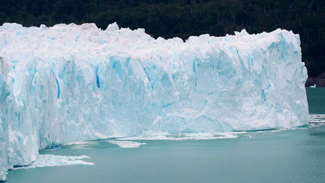 莫雷诺冰川在阴天的景色视频下载
