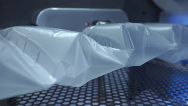 塑料泡沫的自动连续包装，在运输过程中保护产品视频下载