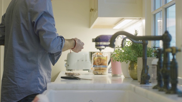 一位四十多岁蓄着胡子的白种人在室内厨房柜台工作视频素材