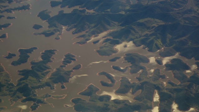 Paraibuna淡水水库鸟瞰图美丽独特的景观在圣保罗州从paraiitinga河和支流Paraibuna大坝，坎塔雷拉供水系统的一部分，提供更大的圣保罗和里约热内卢德里约热内卢的大多数o视频下载