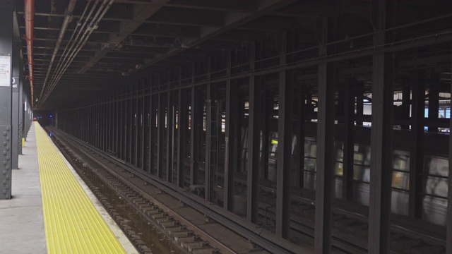 一列火车经过64街火车站，因为新冠肺炎疫情而废弃。美国纽约市。视频素材