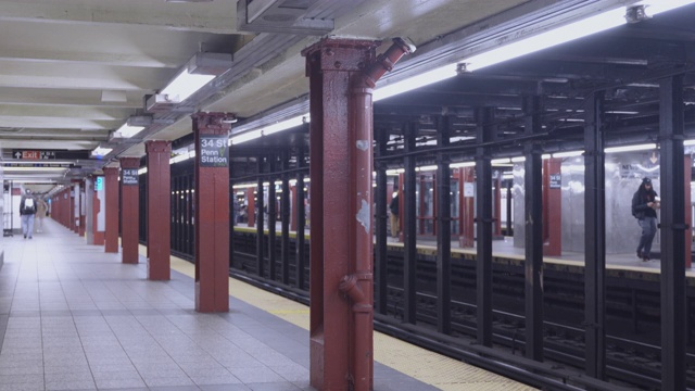 第34街-宾夕法尼亚站，纽约市火车站，因COVID-19冠状病毒爆发而废弃。视频素材