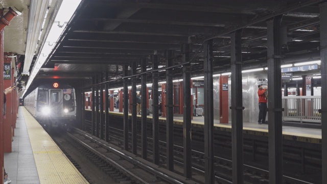一列火车抵达第34街-宾夕法尼亚站，纽约市火车站因COVID-19冠状病毒疫情而废弃。视频素材