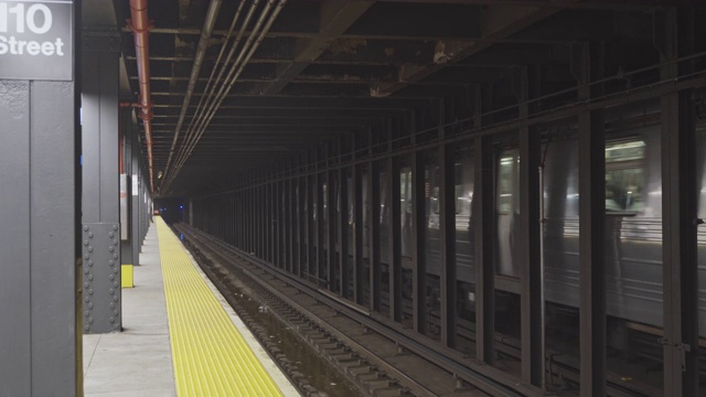 一列火车经过64街火车站，因为新冠肺炎疫情而废弃。美国纽约市。视频素材