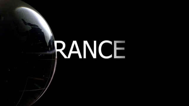 玻璃球在黑色背景前旋转，一个法国剧本出现了视频素材