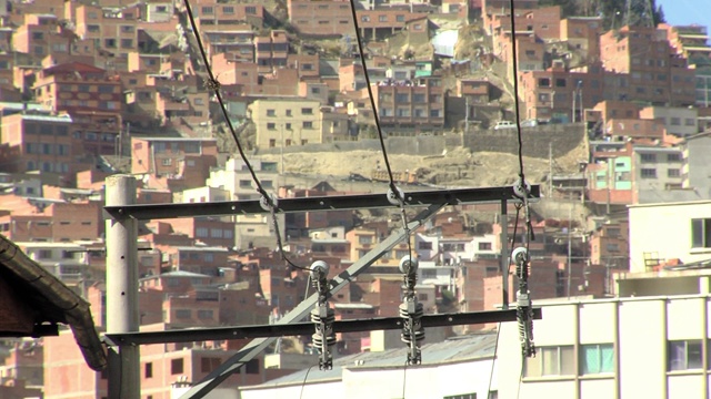 玻利维亚拉巴斯山上房屋上方的高压电线杆。视频素材