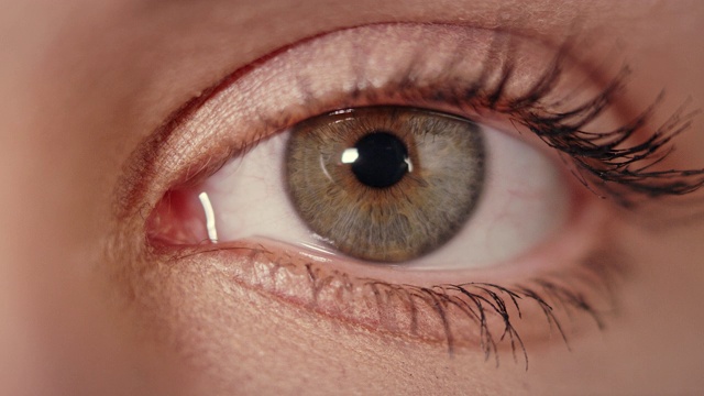 人类眼睛的褐色和蓝色虹膜视频素材