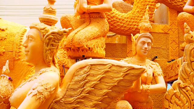 特写:泰国传统节日佛节游行上的半鸟半人蜡烛工艺视频下载