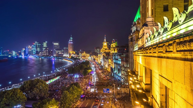 从高处可以看到上海古老的建筑和下面拥挤的游客视频下载