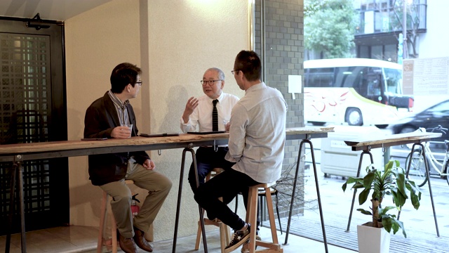 三个老人在咖啡馆里谈论工作视频下载