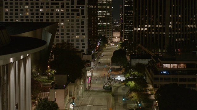 Covid-19大流行期间，空旷的洛杉矶市中心街道的夜间航拍视频素材