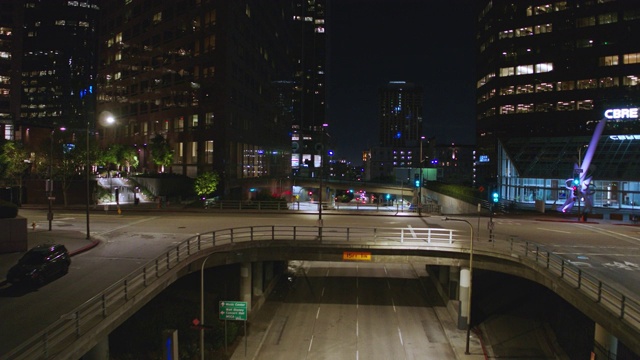 Covid-19大流行期间，空旷的洛杉矶市中心街道的夜间航拍视频下载