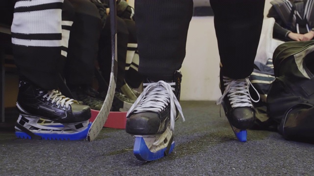 穿着冰鞋的面目全非的冰球运动员视频素材