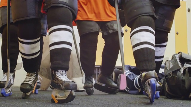 几个穿着冰鞋的不认识的曲棍球运动员视频素材