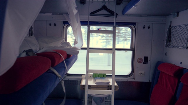 阿比斯科夜间列车卧铺车厢的窗户上有雪景视频下载
