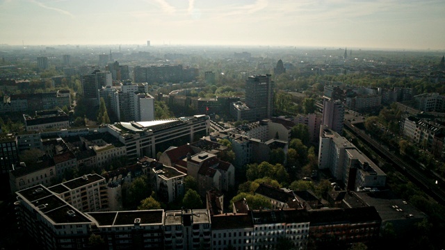 阳光城市景观，克罗伊茨贝格，柏林，德国视频下载