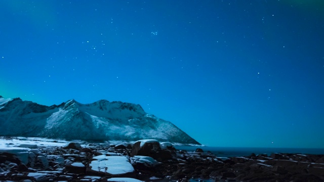 北极光，北极光或北极光出现在北极地区的夜空中视频素材