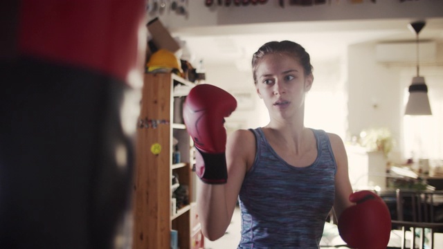 十几岁的女孩用沙袋训练拳击视频下载