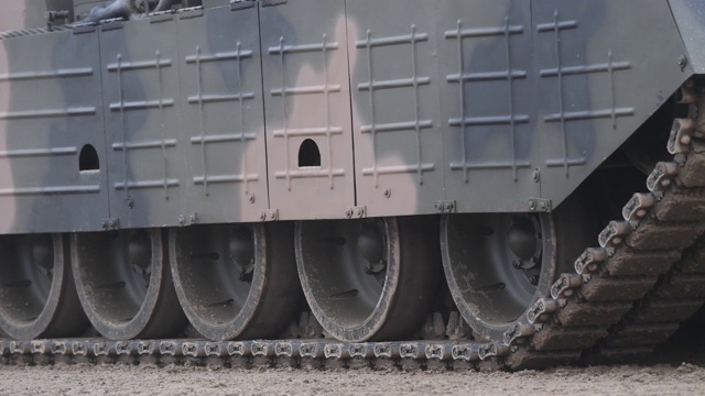 军用坦克，近距离移动轨迹视频素材