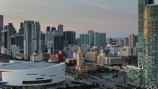 黎明时分，无人机拍摄的美国航空竞技场和迈阿密市中心视频下载