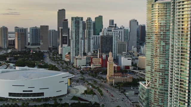无人机拍摄比斯坎大道和AA体育馆在迈阿密市中心视频下载