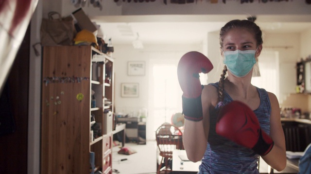 十几岁的女孩用沙袋训练拳击视频下载