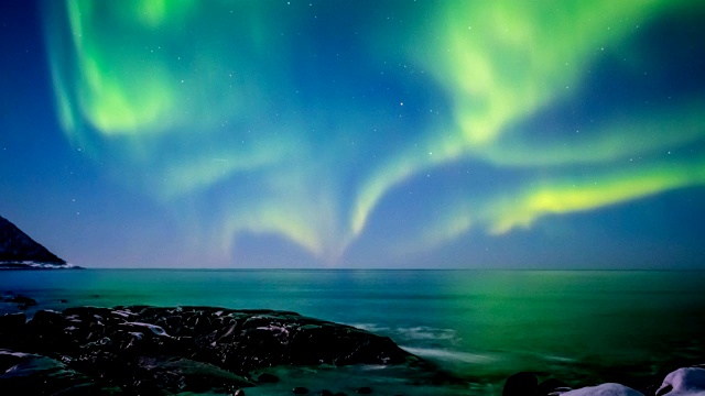 北极光，北极光或北极光出现在北极地区的夜空中视频下载