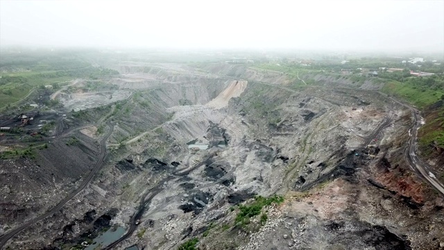 中国东北，一个即将枯竭的煤矿。露天采石场鸟瞰图视频下载