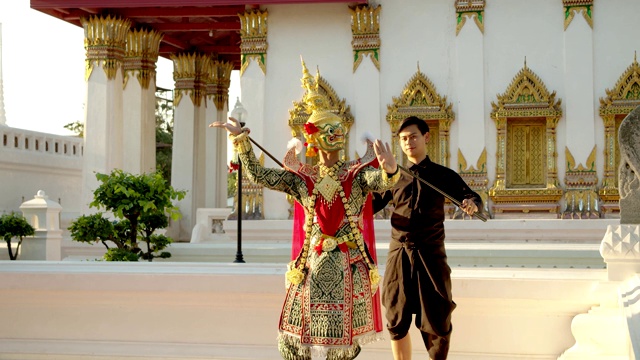 泰国古老的传统舞蹈面具下称为孔。在大城府美丽的寺庙里，与巨大的面具跳舞。4 k慢动作视频素材