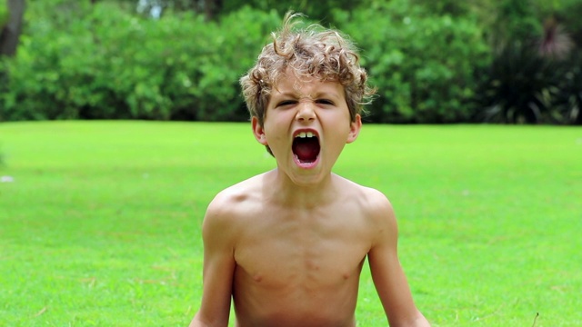 一个小男孩在120帧/秒的超高慢动作中大声尖叫视频下载