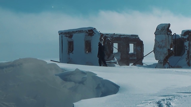 一个人走在雪废墟中视频素材