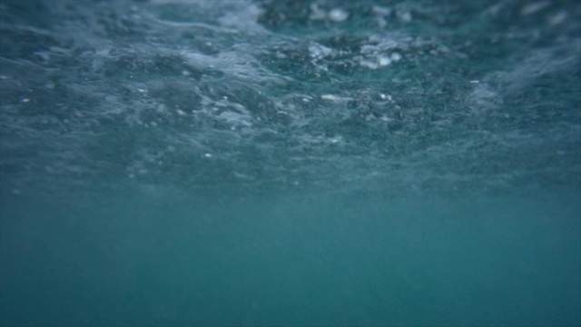 水下视图的雨击中海洋和海浪海浪。视频素材