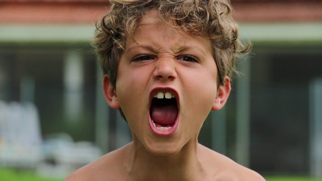 一个小男孩的慢镜头大喊大叫，120帧/秒视频下载