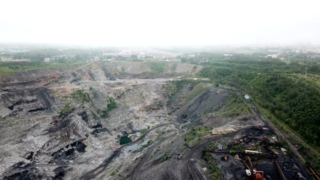 中国东北，一个即将枯竭的煤矿。露天采石场鸟瞰图视频下载