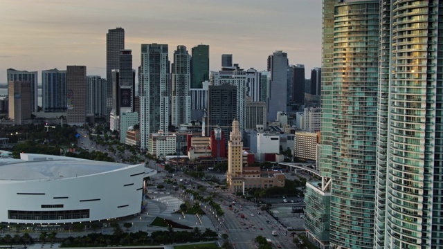 上升无人机拍摄的比斯坎大道在迈阿密市中心视频下载
