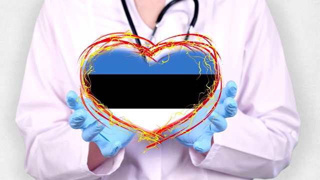 特写镜头。医生在医疗白大褂，蓝色手套握在手中绘制跳动的心脏与爱沙尼亚国旗。医生对抗全球疫情冠状病毒的概念视频下载