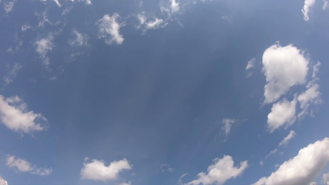 在晴朗的日子里，云在蓝天上飘过。间隔拍摄。视频素材