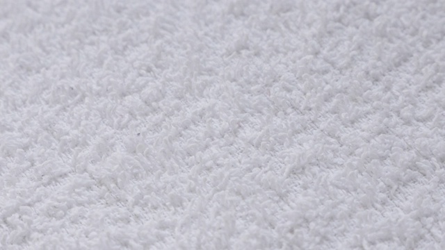 吸水性白毛巾表面特写织物，倾斜速度4K视频下载