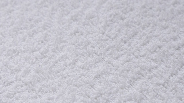 毛巾表面的白色吸水性织物特写缓慢倾斜4K视频下载