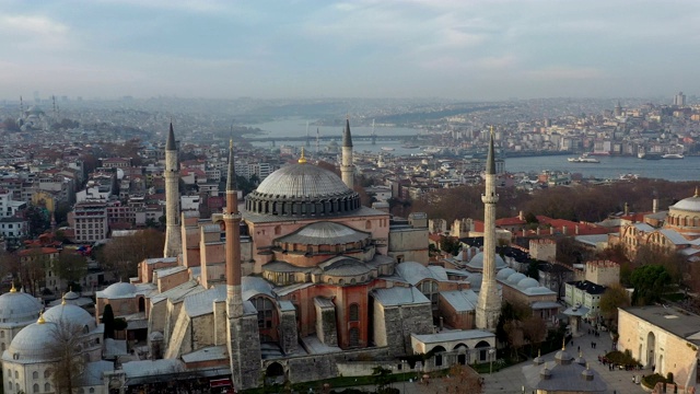 无人机拍摄的土耳其伊斯坦布尔圣索菲亚大教堂和蓝色清真寺视频素材