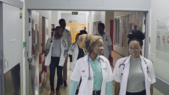医学生队伍走过医院走廊视频下载