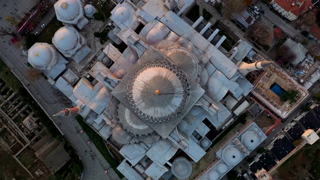 无人机拍摄的土耳其伊斯坦布尔圣索菲亚大教堂和蓝色清真寺视频素材