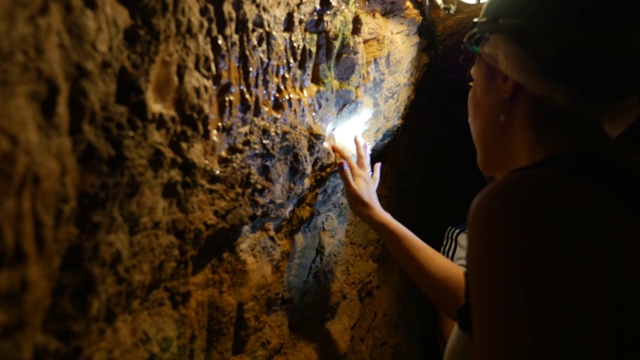 人们在探索一个古老的洞穴视频下载