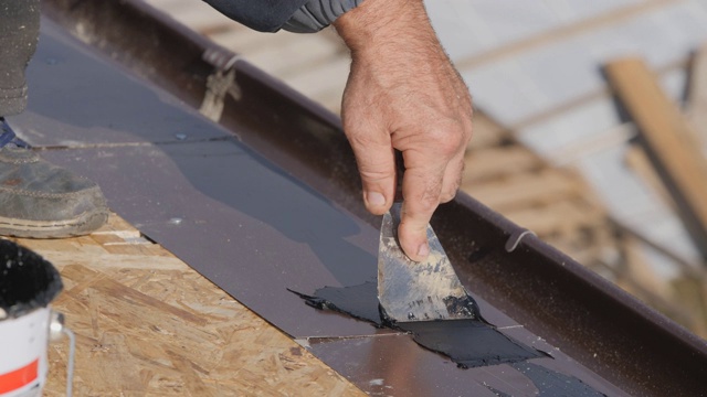 屋顶基础的安装。屋顶下的地板基材。防水胶粘剂在粘接屋面材料中的应用。视频素材