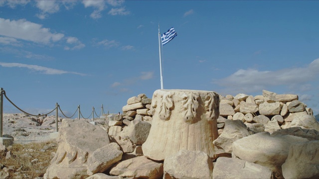 去希腊旅游，欣赏雅典、九头蛇岛、大海、船只的美景;鲜花和废墟视频下载