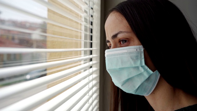 女性在冠状病毒疫情中感到孤独视频下载