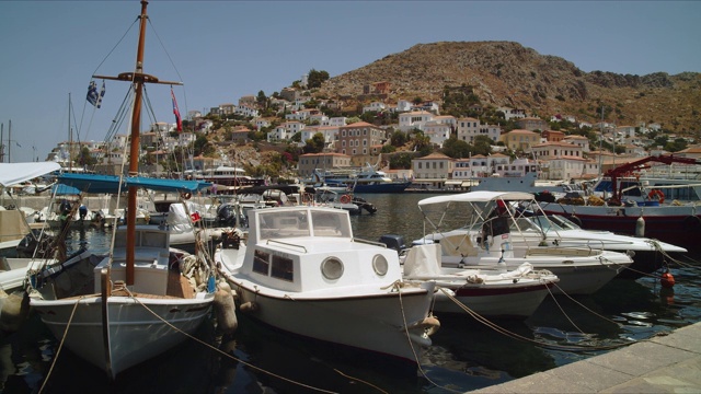 去希腊旅游，欣赏雅典、九头蛇岛、大海、船只的美景;鲜花和废墟视频下载