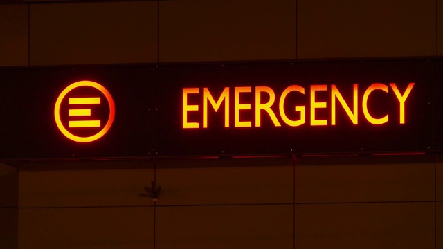 医院大楼夜间急诊科服务红色标志视频素材