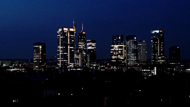 城市景观照明的夜晚，法兰克福，黑森，德国视频下载