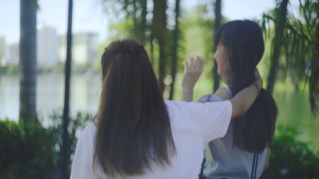 快乐的亚洲女性或朋友在夏季公园散步视频素材